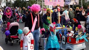 Bunte Karnevalsgruppe im Kinderkarneval