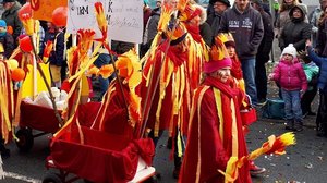 Feuer und Flamme im Kinderkarnevals-Umzug in Stukenbrock 