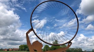 Stahlkunst vor bewegtem Himmel, Foto Stadt Schloß Holte-Stukenbrock