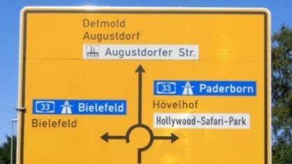 Gelbes Verkehrszeichen Wegweiser mit den Richtungen nach Bielefeld, Detmold, Paderborn ©StadtSHS