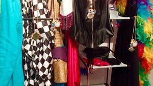 Foto: Weiberkarneval - Blick in den Kostümschrank mit türkisem Frack, Schachbrett-Kostüm und jeder Menge Accessoires © Stadt SHS