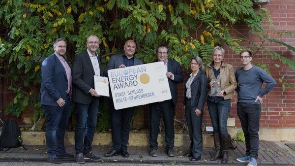 Gruppenfoto der Übergabe des European Energy Award Gold