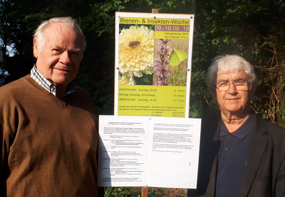 Foto: Herr Faupel und Herr Potthoff weisen auf die Projektwoche Insekten und Bienen hin © Stadt SHS