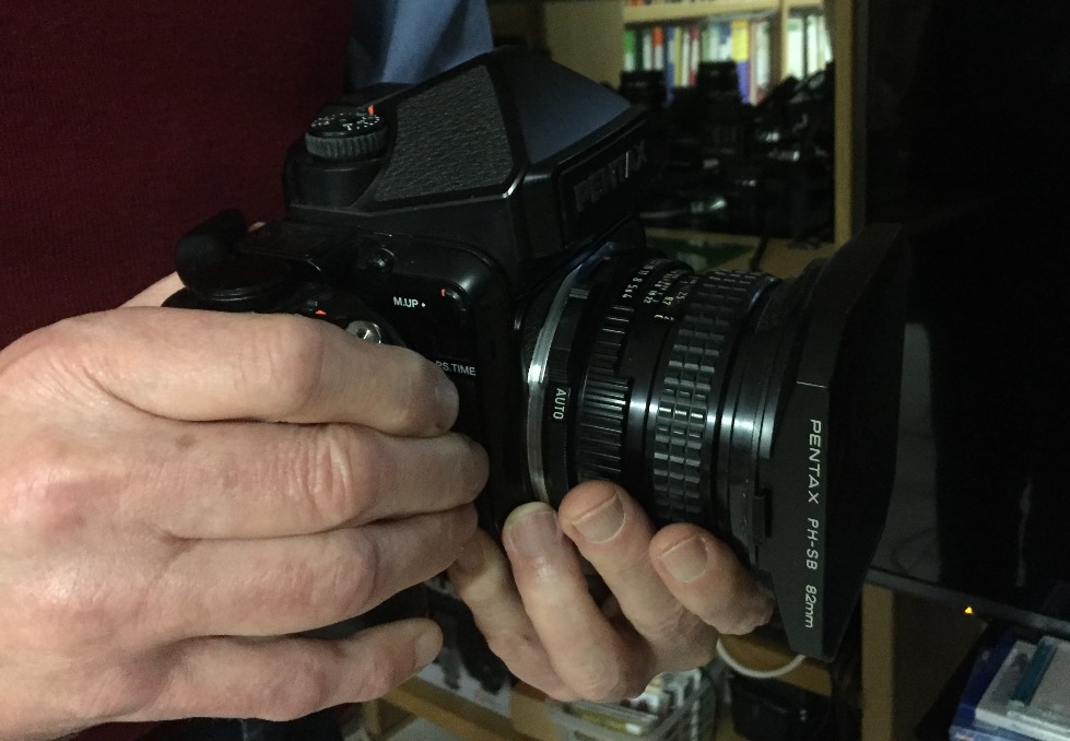 Foto: Nahaufnahme einer schwarzen Digitalkamera in den Händen © Stadt SHS 