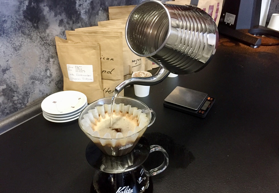 Foto: von Hand aufgebrühter Kaffee im Röstwerk SHS © Stadt SHS