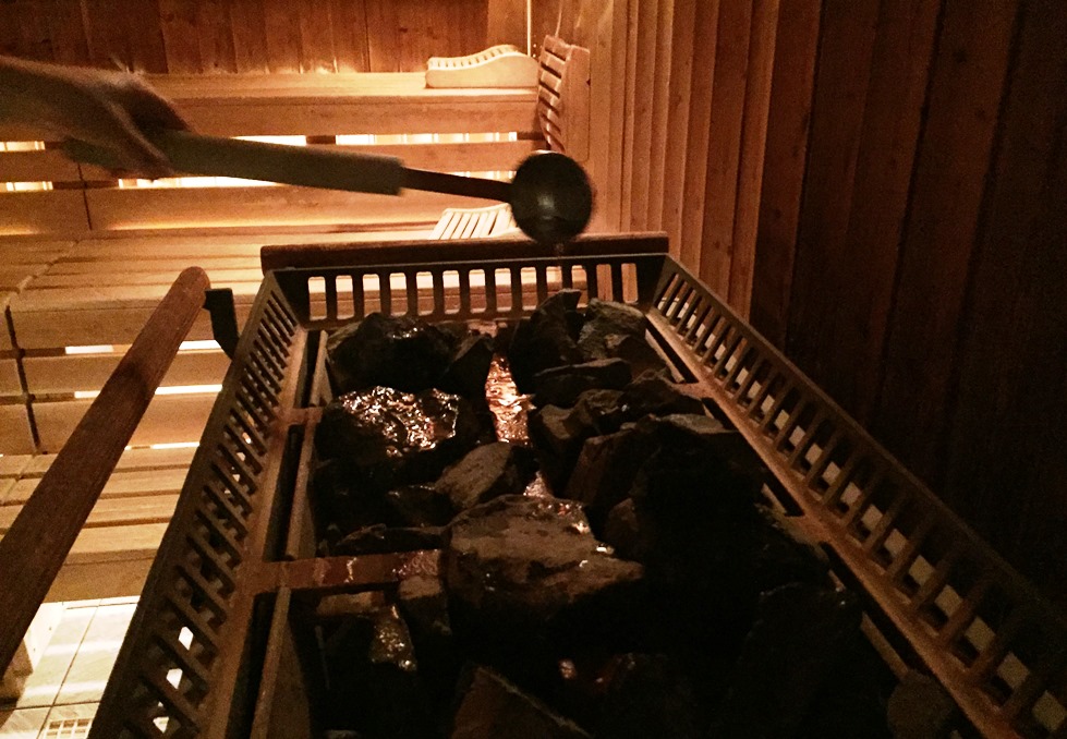 Foto: Aufguss mit Kelle über Ofensteinen in der Finnischen Sauna © Stadt SHS