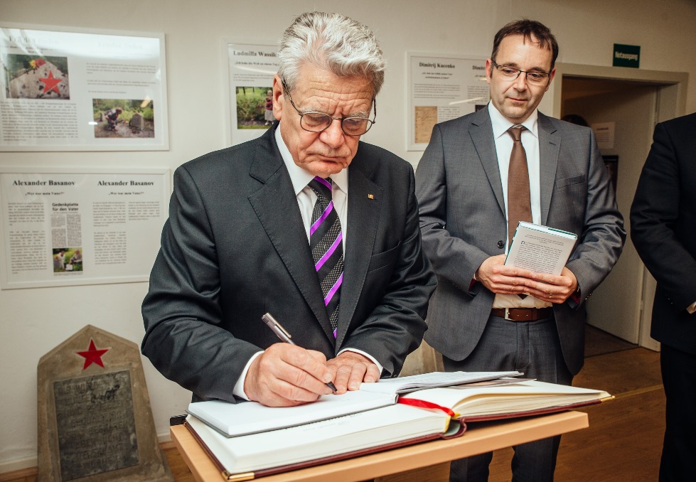 Foto: Ehemaliger Bundespräsident Gauck trägt sich ins goldene Buch der Stadt ein in der Gedenkstätte Stalag © Besim Mazhiqi