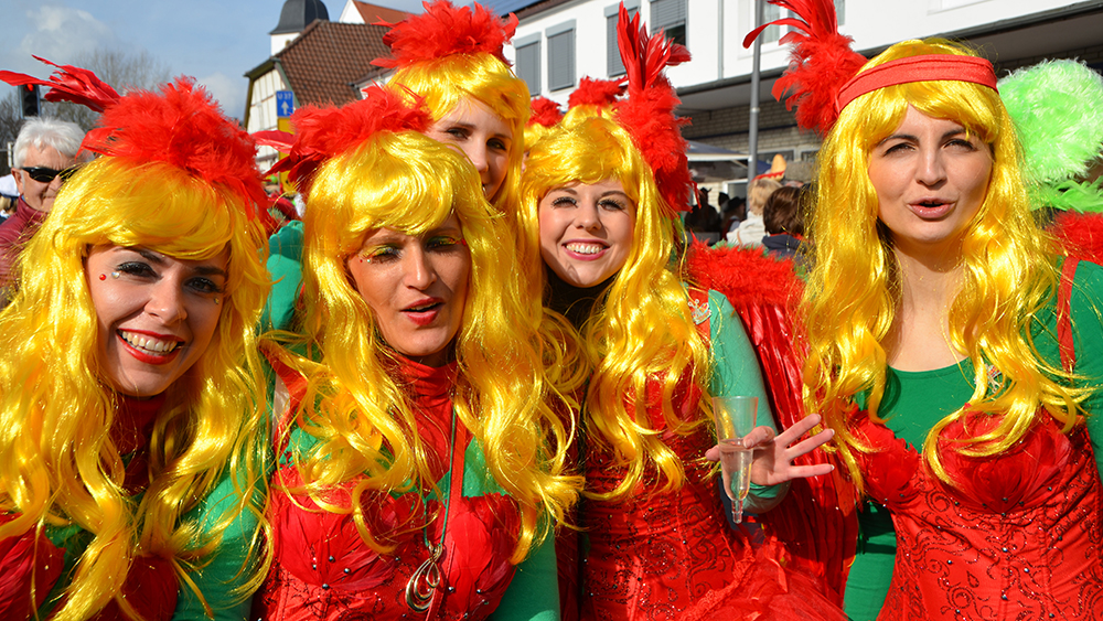 Gruppe bunt kostümierter Frauen im Ortskern Stukenbrock